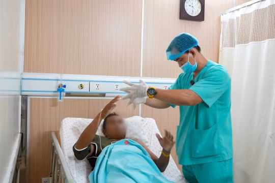 Bệnh nhân được hướng dẫn tập vật lý trị liệu.