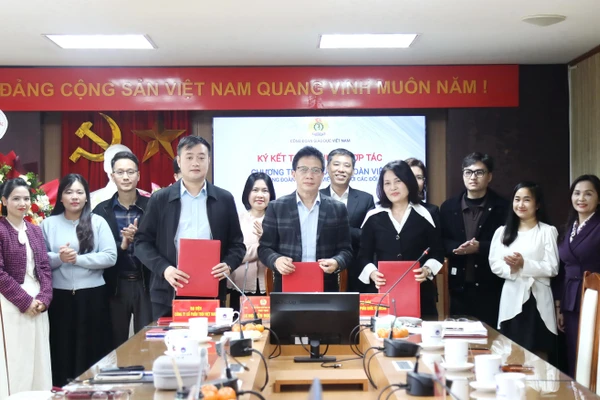 Công đoàn Giáo dục Việt Nam ký kết thỏa thuận hợp tác vì phúc lợi đoàn viên với các doanh nghiệp.