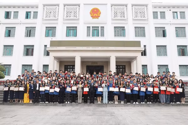 Lãnh đạo tỉnh Quảng Ninh cùng giáo viên, học sinh chụp ảnh kỷ niệm tại Hội nghị tuyên dương, trao thưởng học sinh đoạt giải Kỳ thi học sinh giỏi quốc gia THPT năm học 2024-2025. 