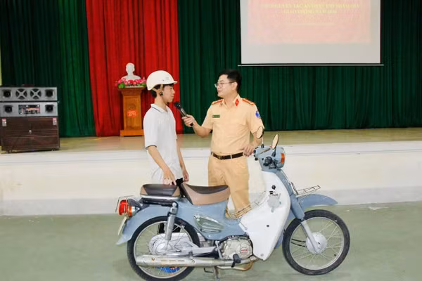 Cán bộ Phòng CSGT hướng dẫn kỹ năng lái xe an toàn cho học sinh.