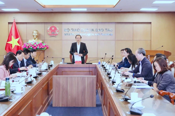 Thứ trưởng Thường trực Bộ GD&ĐT Phạm Ngọc Thưởng chủ trì hội nghị.