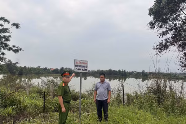 Công an phường An Sinh rà soát các điểm nước sâu nguy hiểm.