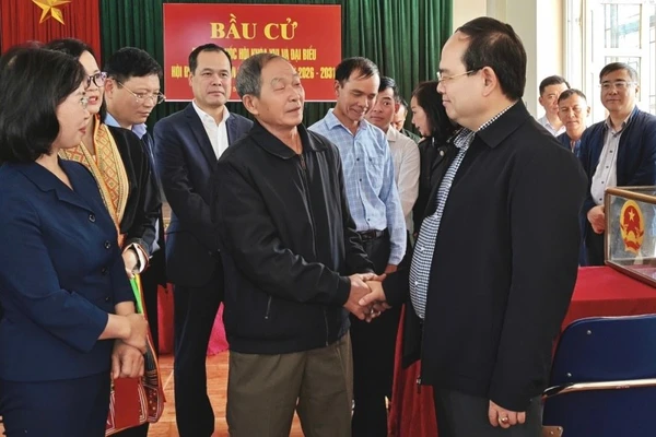 Ông Quản Minh Cường, Bí thư Tỉnh ủy Quảng Ninh kiểm tra công tác chuẩn bị bầu cử tại xã Thống Nhất hôm 12/3.