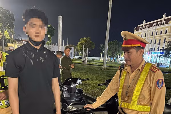 Một trường hợp điều khiển phương tiện khi chưa đủ tuổi và không gắn biển kiểm soát bị lực lượng chức năng xử lý.