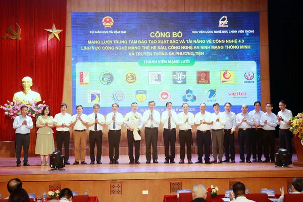Thứ trưởng Nguyễn Văn Phúc tặng hoa chúc mừng đại diện 7 mạng lưới trung tâm đào tạo xuất sắc.