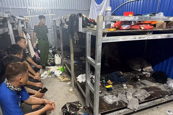 Công an tỉnh Quảng Ninh tiến hành khám xét tại lán trại công nhân.
