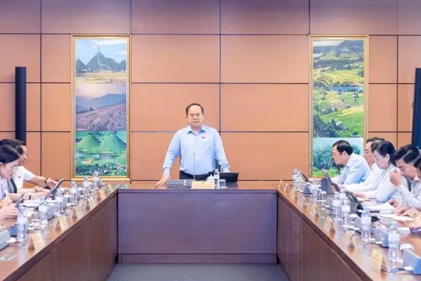 Đại biểu Quản Minh Cường, Ủy viên Trung ương Đảng, Bí thư Tỉnh ủy, Trưởng Đoàn ĐBQH tỉnh, Tổ trưởng Tổ thảo luận số 14 phát biểu đề dẫn tại phiên thảo luận tổ.