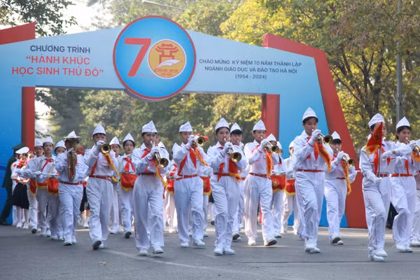 Chương trình “Hành khúc học sinh Thủ đô” được tổ chức thành công chào mừng kỷ niệm 70 năm thành lập ngành GD-ĐT Hà Nội.
