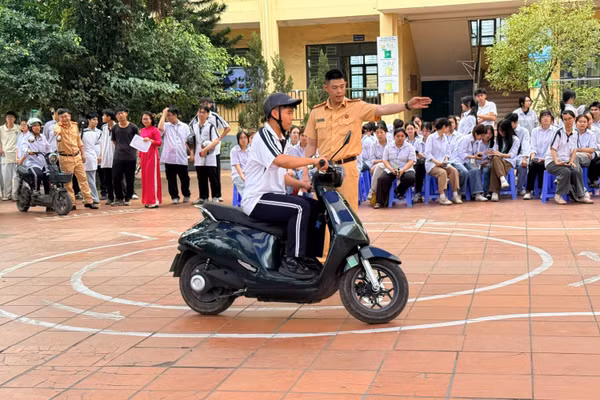 Cán bộ Đội CSGT đường bộ số 2 hướng dẫn kỹ năng điều khiển xe an toàn cho học sinh.