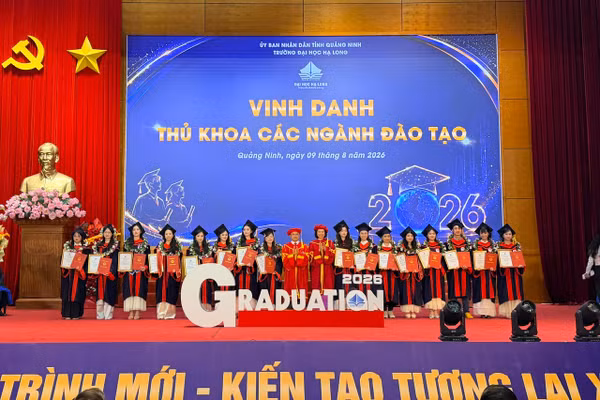 Các thủ khoa được vinh danh.