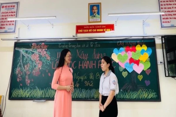 Cô Nguyễn Thị Bích Thành với dự án xây dựng lớp học hạnh phúc.