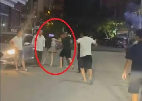 Hình ảnh ghi lại cảnh người phụ nữ bị hành hung. Ảnh cắt từ clip.