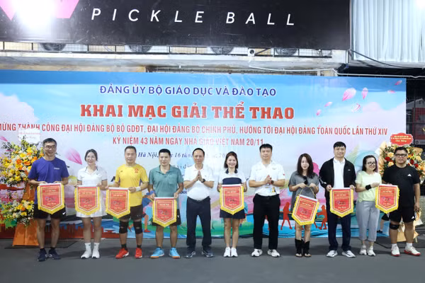 Ban tổ chức trao cờ lưu niệm cho các đơn vị, các vận động viên dự giải.