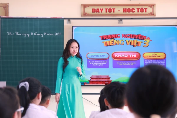 Cô Hà Linh Hương hướng dẫn học sinh truy cập trang web Trạng Nguyên Tiếng Việt 3.