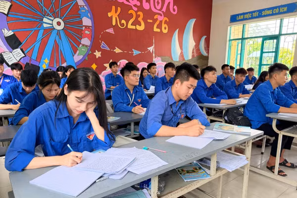 Học sinh lớp 12, Trường THPT Nguyễn Trãi ôn thi tốt nghiệp.