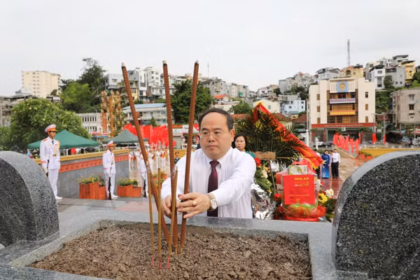 Ông Quản Minh Cường, Bí thư Tỉnh ủy Quảng Ninh dẫn đầu đoàn đại biểu dâng hương tưởng niệm các Anh hùng liệt sĩ.