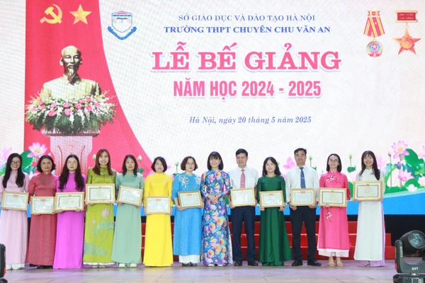 Nhà giáo Nguyễn Thị Nhiếp trao thưởng cho các giáo viên tiêu biểu.