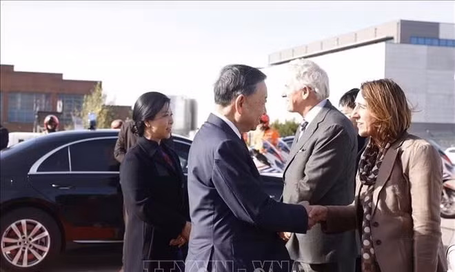 Quan chức Bỉ tiễn Tổng Bí thư, Chủ tịch nước Tô Lâm và Phu nhân Ngô Phương Ly tại Sân bay quân sự Melsbroek, Brussels. Ảnh: Thống Nhất/TTXVN