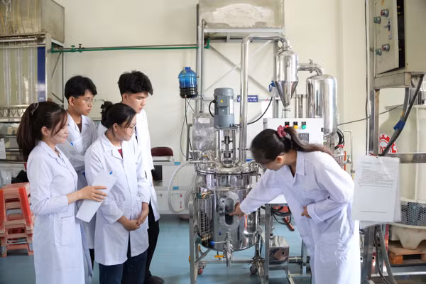 Một giờ thực hành của sinh viên Khoa Công nghệ Hóa học - Môi trường, Trường Đại học Sư phạm Kỹ thuật - Đại học Đà Nẵng tại Phòng thí nghiệm.
