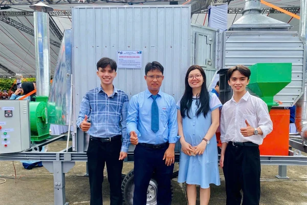 Nhóm giảng viên - sinh viên chế tạo thiết bị sấy di động. 