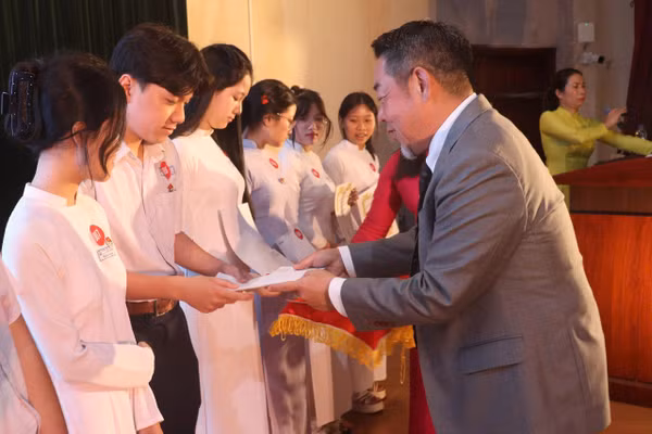 Đại diện Công ty TNHH Sojitz Việt Nam trao học bổng cho học sinh nghèo vượt khó của TP Đà Nẵng.