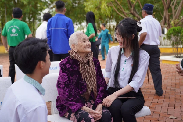Sinh viên Trường Đại học Đông Á thăm hỏi thân nhân liệt sĩ tại lễ dâng hương tưởng niệm 38 năm sự kiện Gạc Ma. 
