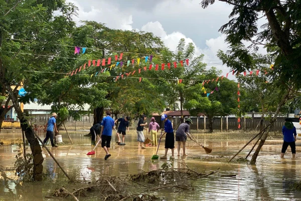Sân trường Tiểu học Phan Bội Châu (xã Điện Bàn Tây, TP Đà Nẵng) đầy bùn đất và rác sau nhiều ngày ngập trong nước lũ.