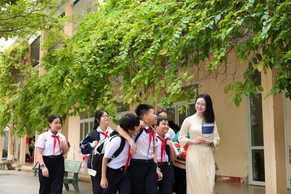 Cô và trò Trường THCS Nguyễn Huệ (phường Hải Châu, TP Đà Nẵng).