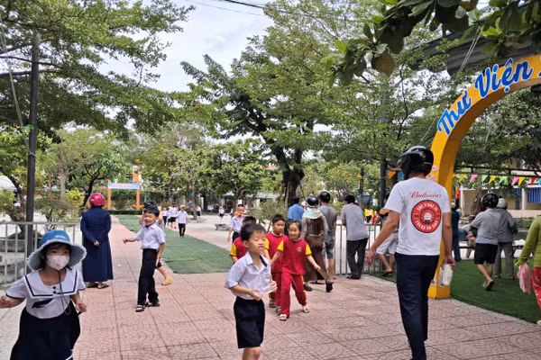 Giờ ra về của học sinh Trường Tiểu học Trần Quang Diệu