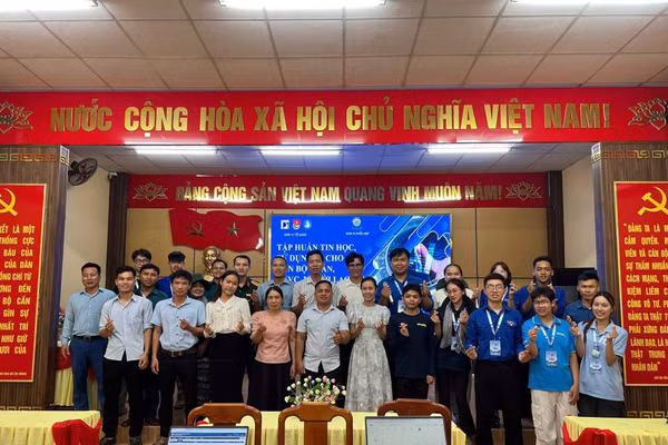 Sinh viên tình nguyện Trường Đại học Bách khoa - Đại học Đà Nẵng tổ chức các lớp tập huấn về tin học, AI, VNeID và kỹ năng số cho cán bộ xã Trà Linh.