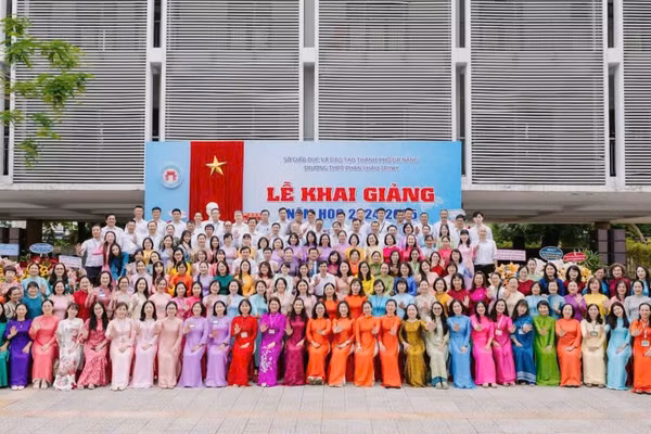Tập thể cán bộ, giáo viên, nhân viên Trường THPT Phan Châu Trinh (phường Hải Châu, TP Đà Nẵng). 