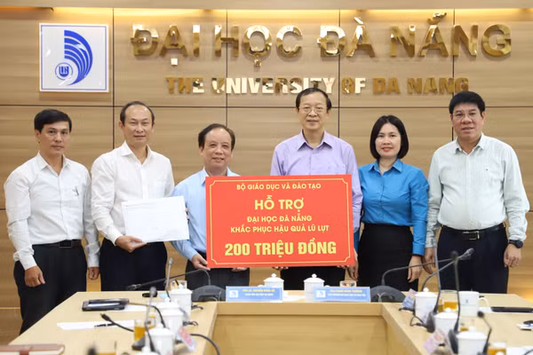Thứ trưởng Phạm Ngọc Thưởng và đoàn công tác trao tiền hỗ trợ Đại học Đà Nẵng khắc phục hậu quả lũ lụt. 