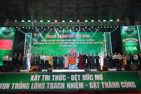 Tập thể Trường Đại học Đông Á đón Cờ thi đua của UBND TP trao tặng. 