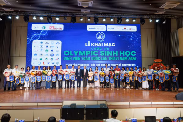 Ban tổ chức trao cờ lưu niệm cho đại diện các đơn vị dự thi. 