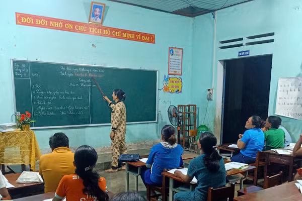 Giờ tập đọc ở lớp xóa mù chữ tại điểm trường thôn Hoa, Trường Tiểu học Zơ Nông, xã Thạnh Mỹ, TP Đà Nẵng. Ảnh: NVCC