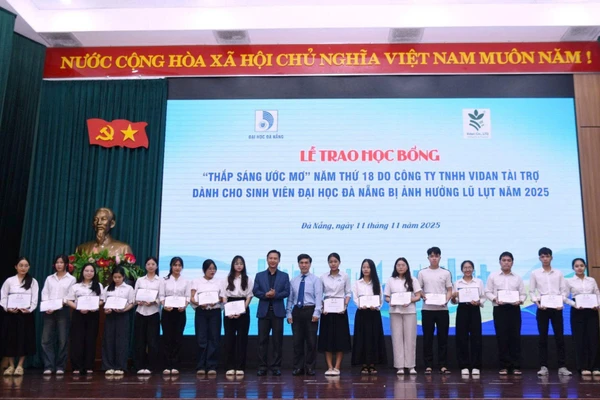 Đại diện Đại học Đà Nẵng và Công ty Vidan trao học bổng cho sinh viên bị ảnh hưởng lũ lụt năm 2025. 