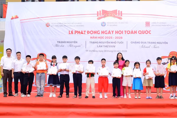 Ban tổ chức trao giải thưởng cho học sinh dự thi. 