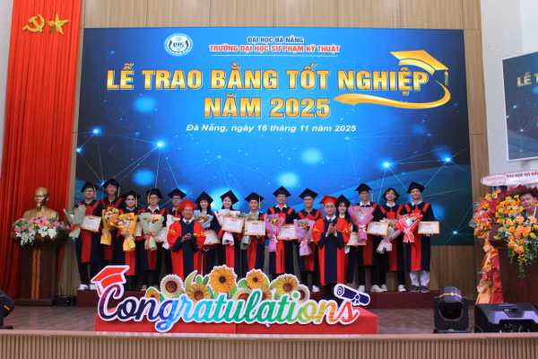 Trường Đại học Sư phạm Kỹ thuật, Đại học Đà Nẵng khen thưởng cho sinh viên tốt nghiệp loại Xuất sắc.