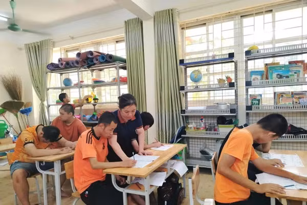 Cô giáo Nguyễn Thị Thu Huyền với học sinh lớp Giáo dục đặc biệt 3. Ảnh: Vũ Minh. 