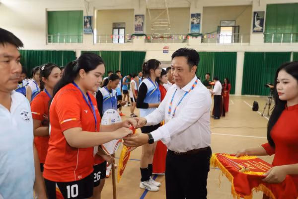 Ban tổ chức trao cờ lưu niệm cho các đoàn tại lễ khai mạc. 