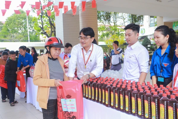 Chương trình “Phiên chợ 0 đồng” của Trường THCS Tây Sơn tặng nhu yếu phẩm cho học sinh khó khăn và người yếu thế trên địa bàn phường Hòa Cường.