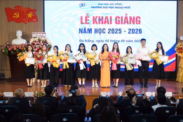 Trường Đại học Ngoại ngữ - Đại học Đà Nẵng khen thưởng sinh viên tiêu biểu. 