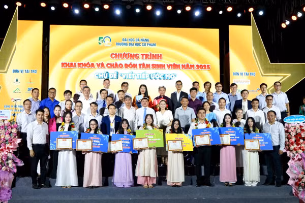 Trường Đại học Sư phạm - Đại học Đà Nẵng vinh danh tân sinh viên trong chương trình Khai khóa. 