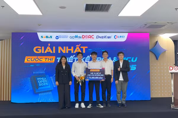 Nhóm sinh viên giành giải Nhất với dự án “Thiết kế và phát triển hệ thống radar giám sát tín hiệu sinh tồn của trẻ em bị bỏ quên trên xe đưa đón (29 chỗ)”.