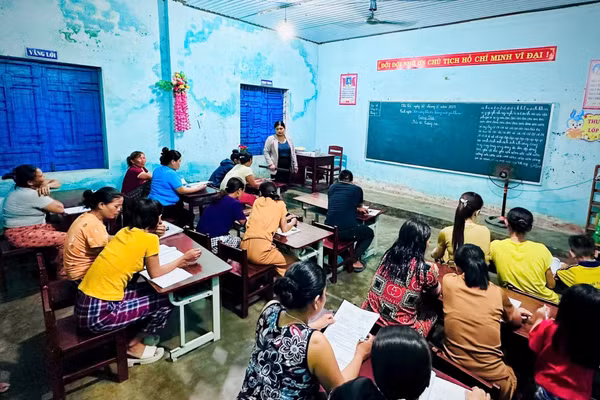 Một lớp học xóa mù chữ ở xã Thạnh Mỹ (TP Đà Nẵng). Ảnh: Alăng Ngước.