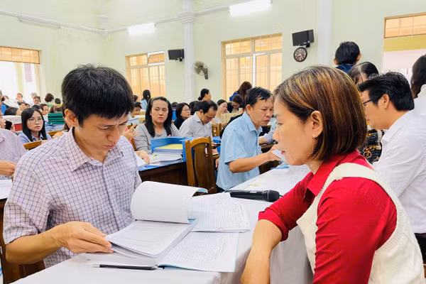 Sở GD&ĐT Khánh Hòa kiểm tra, đánh giá công tác phổ cập, xóa mù chữ tại một số địa phương. Ảnh: NTCC