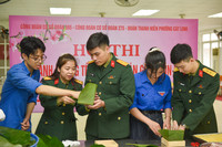 Những người lính tiêu binh trổ tài gói bánh chưng đón Tết