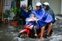 Nhiều tuyến phố ở Hà Nội ngập sâu sau mưa lớn