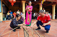 Người dân hào hứng xem thi kéo lửa thổi cơm tại làng Thị Cấm