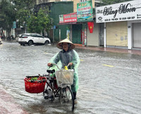 Người dân TP Hà Tĩnh lội bì bõm sau trận mưa lớn